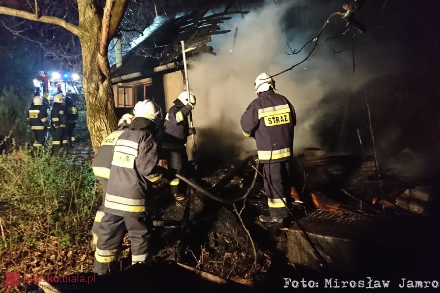 Słup ognia w Lipniku. Spłonął budynek gospodarczy - film