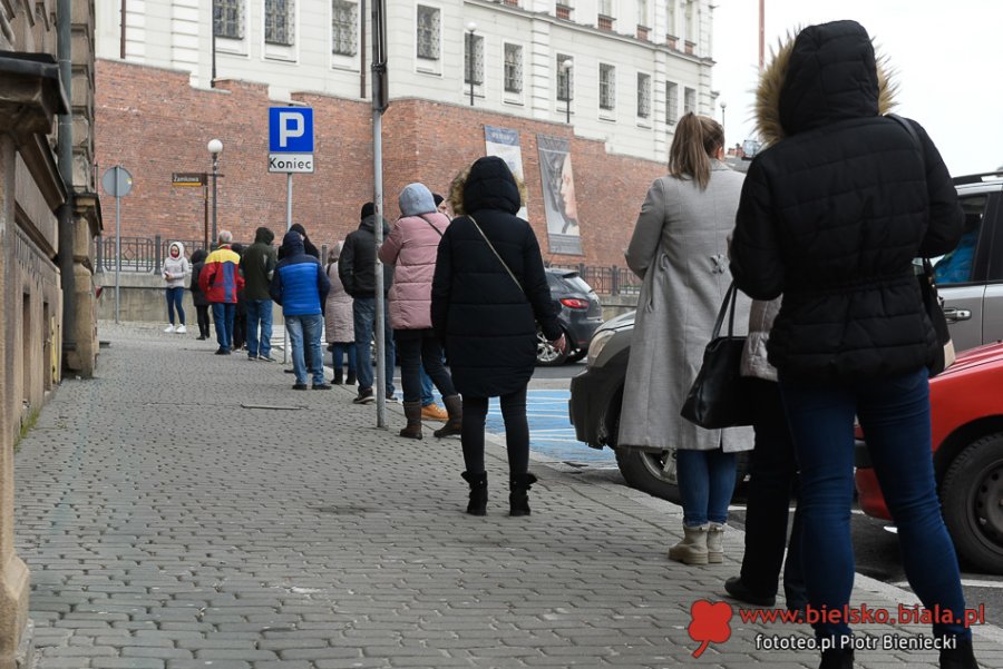 Długie kolejki przed pocztą. Uwaga na przesyłki za potwierdzeniem odbioru!