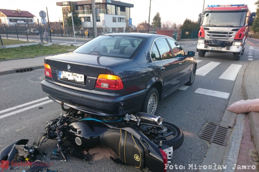 Nie zdążyła zahamować. Wbiła swój motocykl pod bmw - foto