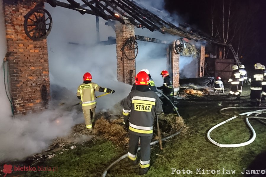 Płonie stodoła na Łuczników. Słup dymu widać z daleka - film