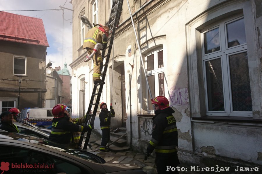 Pilne! Pożar mieszkania w centrum. Strażacy uratowali kobietę i dzieci - foto