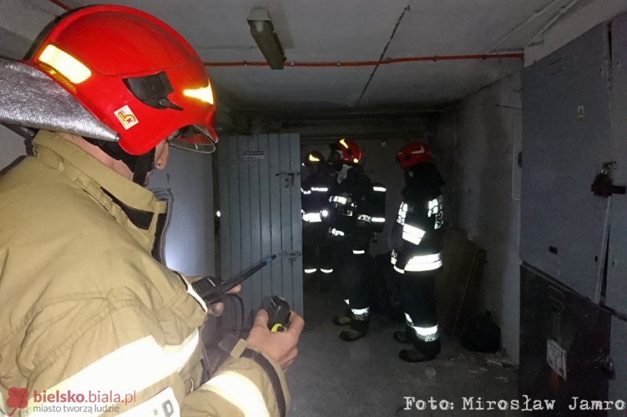 Zadymienie w piwnicy wieżowca. Teraz koczują tam bezdomni - foto