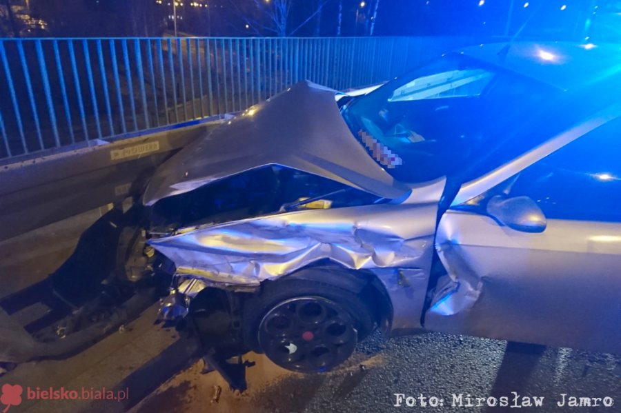 Pijany pojechał w nocy po alkohol. Skończył jazdę na barierze - foto