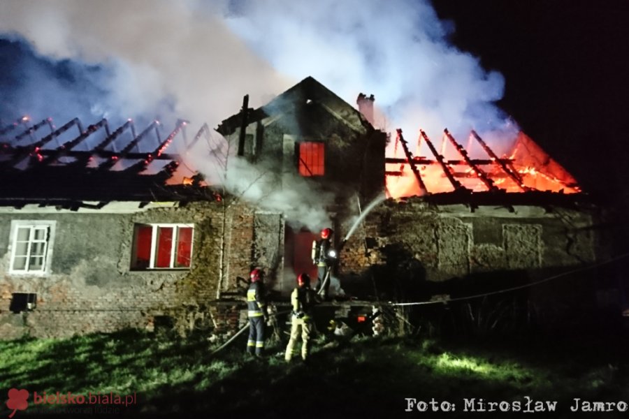 Groźny pożar w Międzyrzeczu Górnym. Spłonął stuletni budynek - film