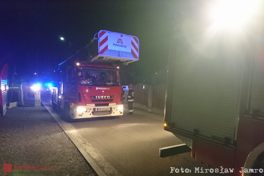 Nocny pożar na balkonie. Zapaliło się od niedopałka papierosa? - foto