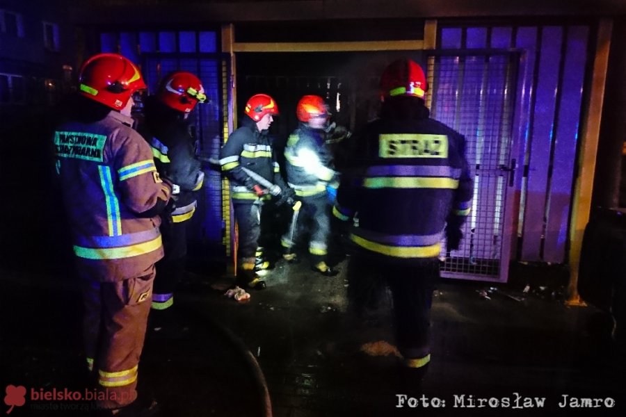 Nocny pożar na osiedlu Kopernika. Spłonęły kontenery ze śmieciami - foto