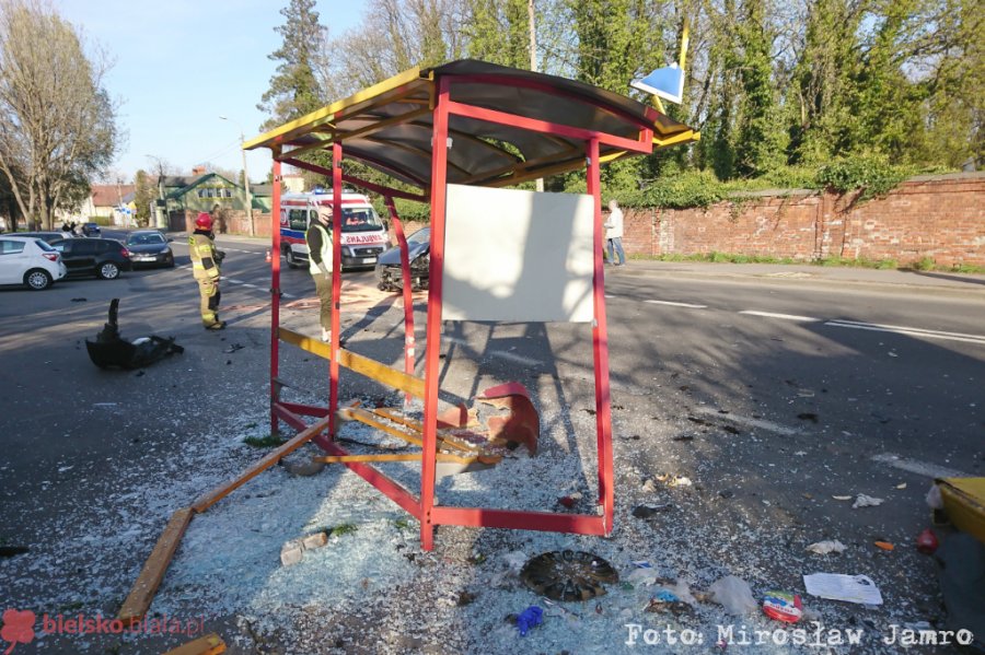 Zdemolował przystanek MZK. Uratował się przed czołówką - foto