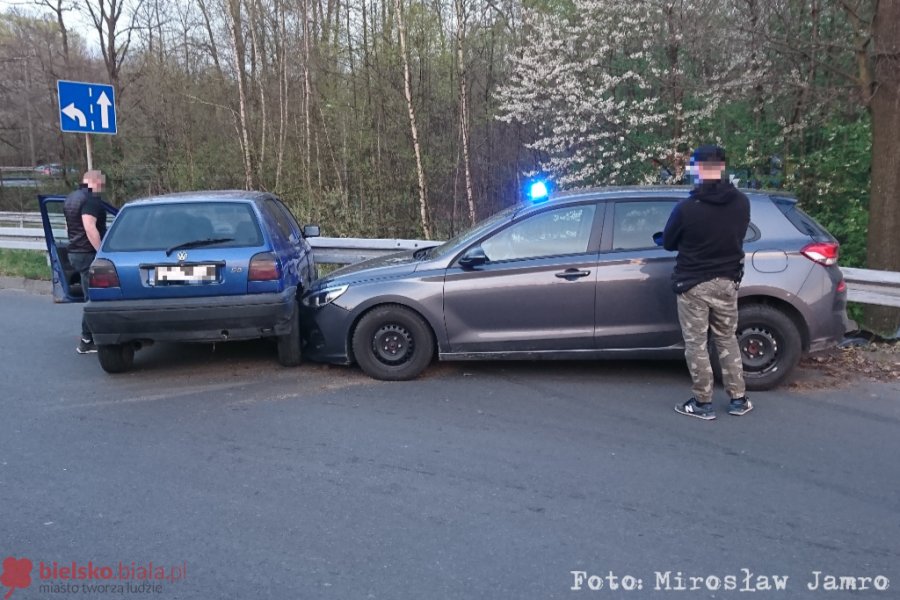 Policyjny pościg na ulicach Bielska-Białej. Uszkodzony nieoznakowany radiowóz - foto