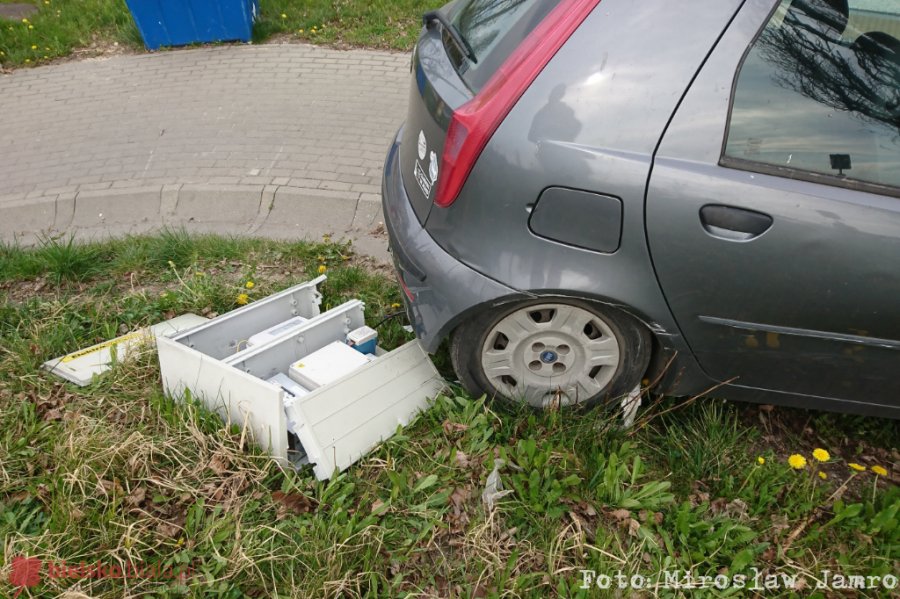 Samochód jechał bez kierowcy. Skosił skrzynkę telekomunikacyjną - foto