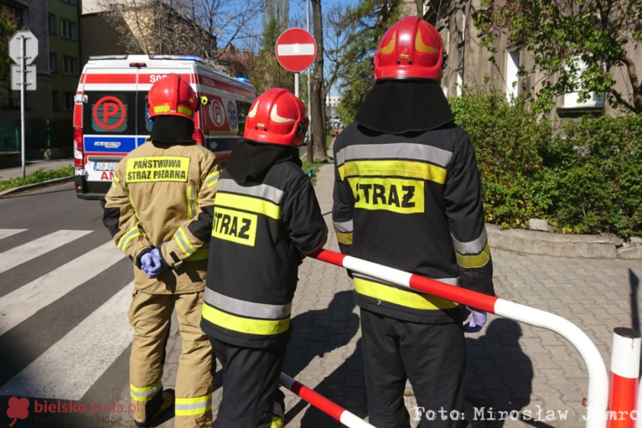 Mężczyzna wdrapał się na gzyms kamienicy. Czekał na przyjazd telewizji - foto