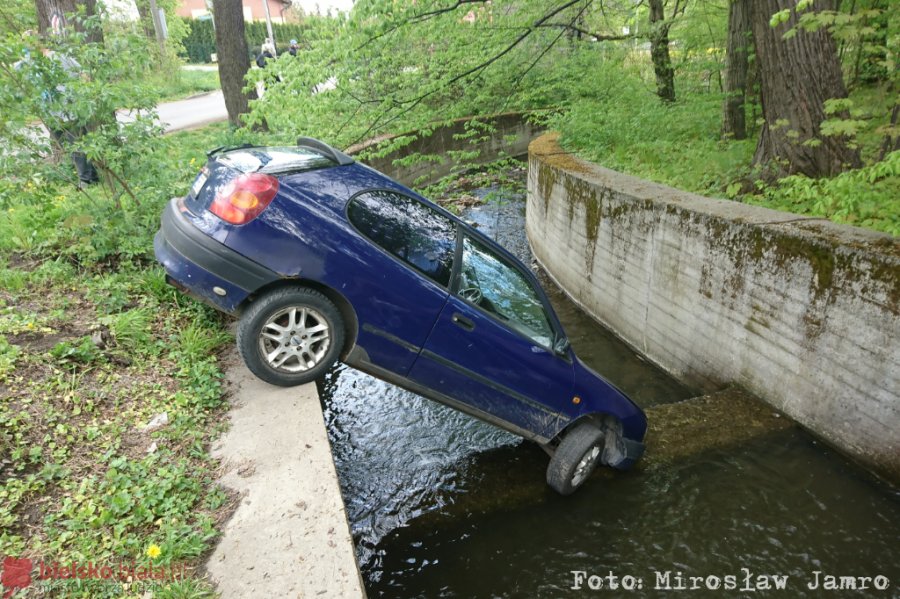 Samochód wpadł do potoku. Kierowca nie mógł uruchomić auta - foto