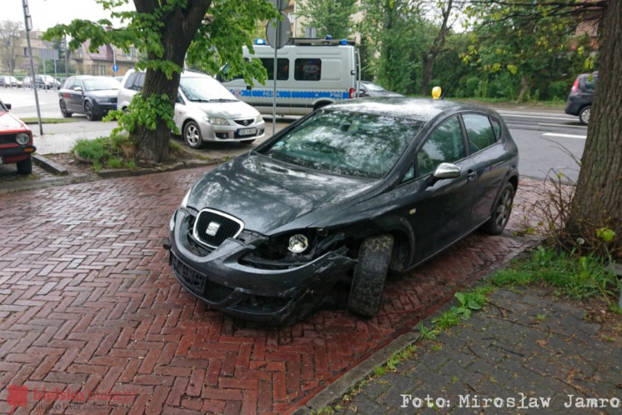 Nie ustąpił pierwszeństwa. Skutki kolizji neutralizowali strażacy - foto