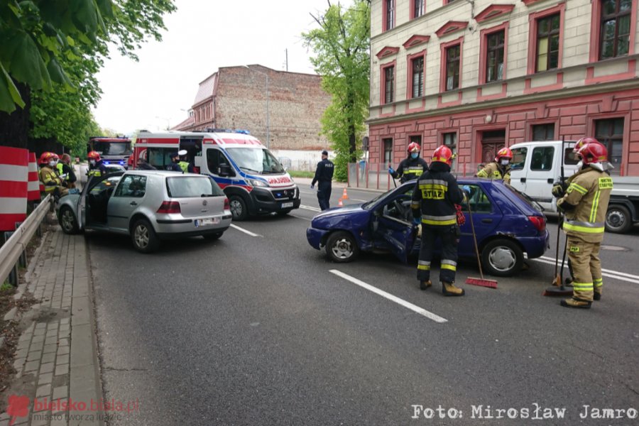 Zawracał na podwójnej ciągłej. Trzy pasy ruchu były zablokowane! - foto