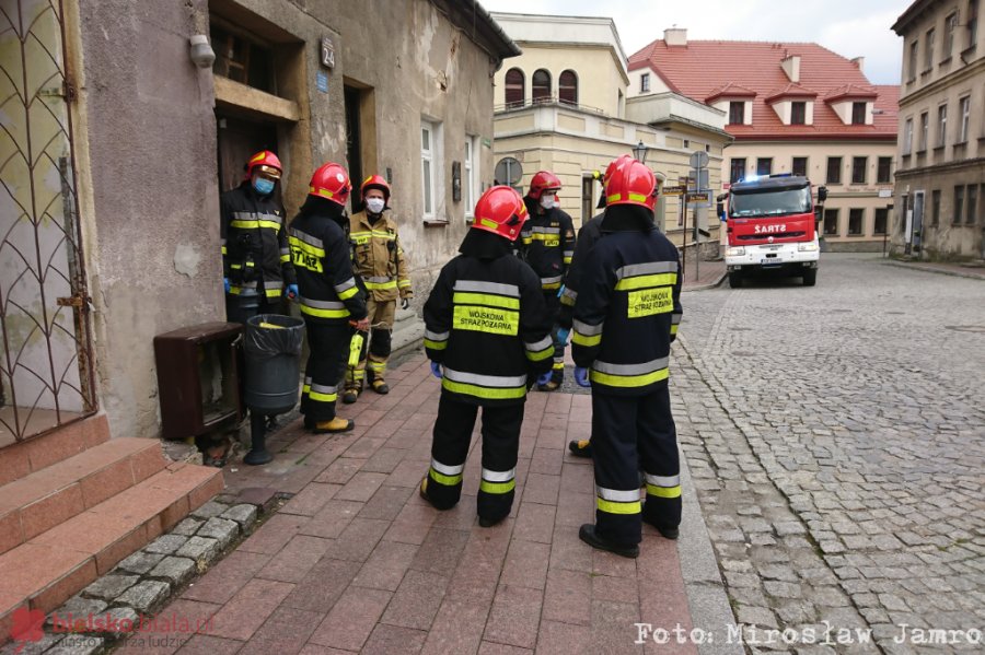 Duże stężenie gazu w mieszkaniu. Pijaną lokatorkę wyprowadzono w kajdankach - foto