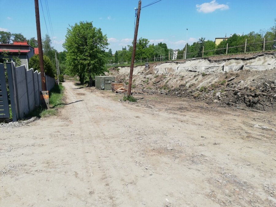 Droga dewastowana przez maszyny. Miasto buduje, ale remontują mieszkańcy?