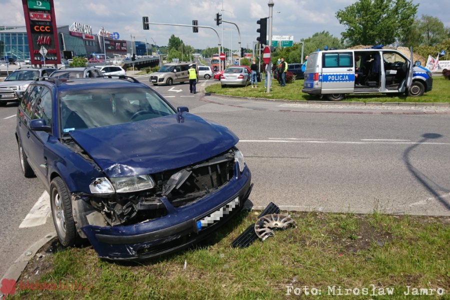 Kłopotliwe Rondo Solidarności. Mercedes był w perfekcyjnym stanie... - foto