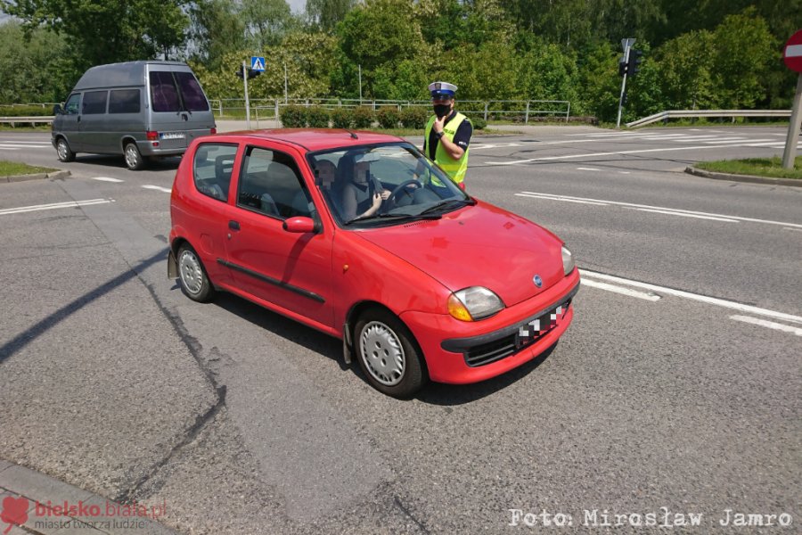 Pod prąd na skrzyżowaniu. Sprawczyni ze świadectwem z czerwonym paskiem - foto