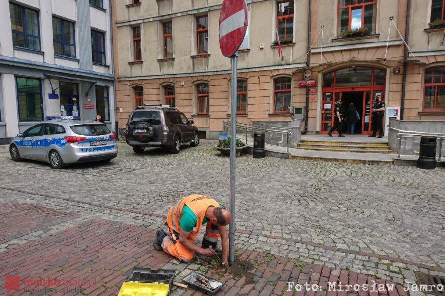 Skosiła znak obok ratusza i... wezwała firmę, by naprawić szkodę - foto