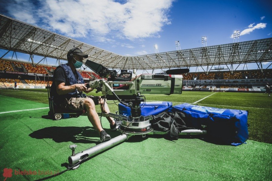 Futbol po dezynfekcji. Widowisko wysokiego ryzyka na Rychlińskiego ZDJĘCIA