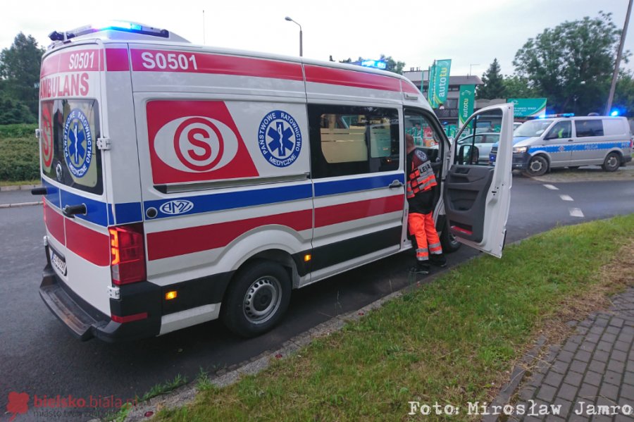Zderzenie osobówki z rowerem elektrycznym. Nowy ambulans w akcji - foto