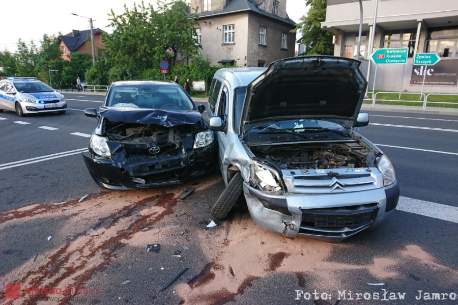 Mocne zderzenie na skrzyżowaniu. Obaj kierowcy mieli zielone światło - foto