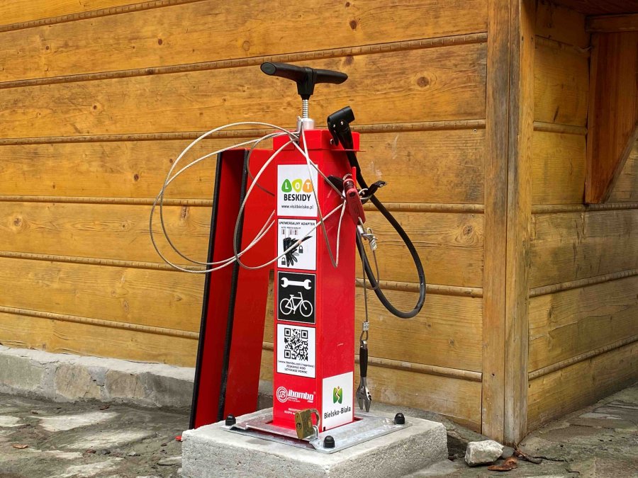 Nowa stacja dla rowerzystów na Dębowcu. Jest wszystko co potrzeba - foto