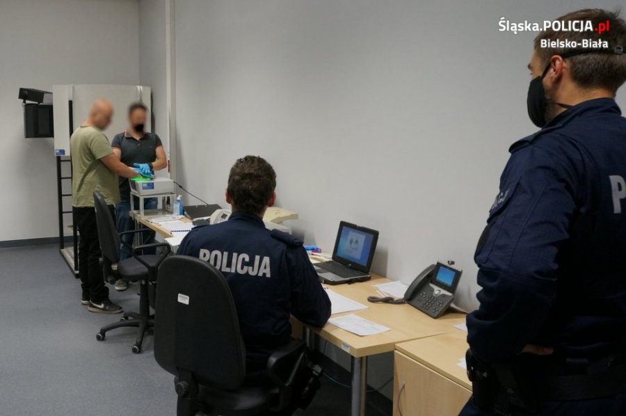 Zamaskowani mężczyźni podpalili BMW i uciekli. Spektakularne zatrzymanie - foto