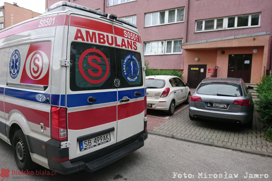 Reanimacja w wieżowcu. Autami zastawili klatkę schodową - foto