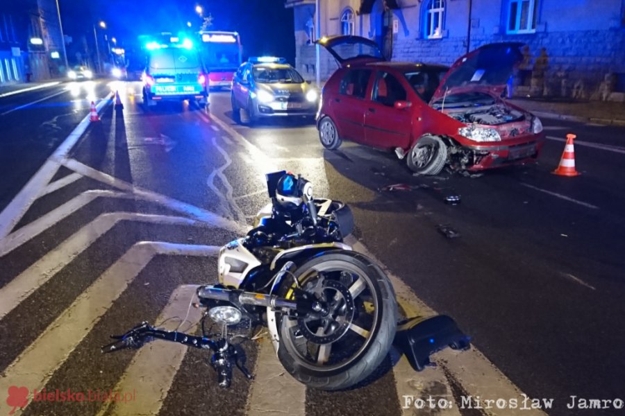 Zderzenie motocykla z autem. Motocyklista ma otwarte złamanie uda - foto