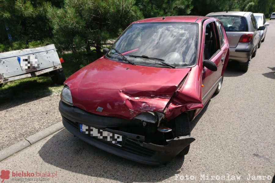 Kierowca BMW nie zauważył auta z przyczepą. Posypał się węgiel - foto