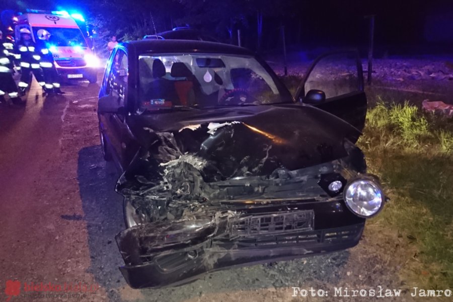 Czołowe zderzenie na Hałcnowskiej. Sprawca uciekł pieszo - foto