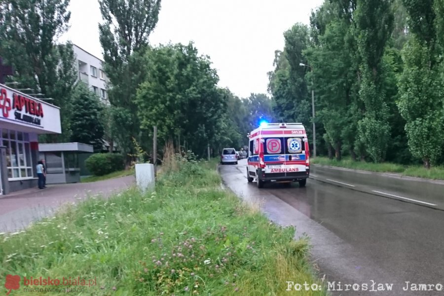 Pijany wszedł przed autobus, później położył się na jezdni - foto