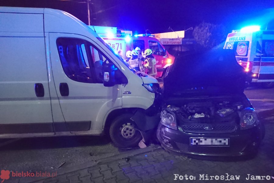 Zderzenie auta dostawczego z osobówką. 19-latka wymusiła pierwszeństwo - foto