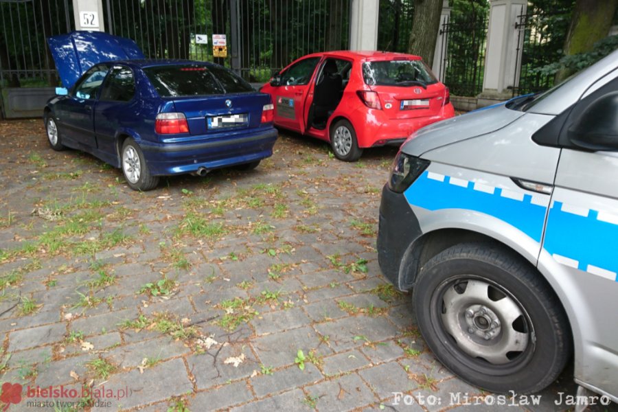 Zderzenie BMW z autem nauki jazdy. Kursantka bez obrażeń - foto