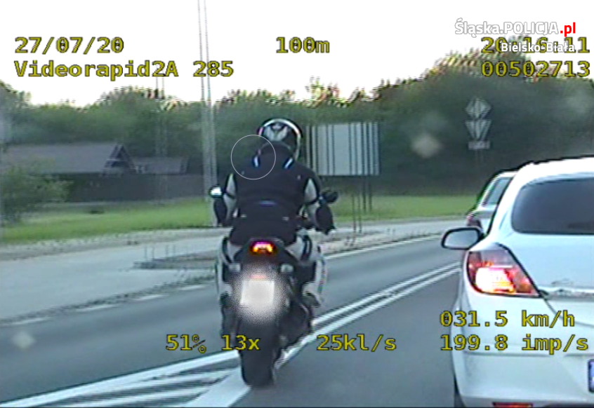 Ryzykowna ucieczka motocyklisty. Policja zaprzestała pościgu - foto