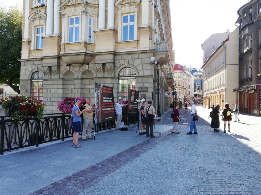 Pikieta przeciwko LGBT w centrum Bielska-Białej - foto