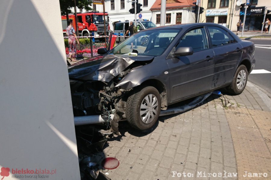 Uderzyła autem w filar sklepu. Niewiele zabrakło, aby wjechała do środka! - foto