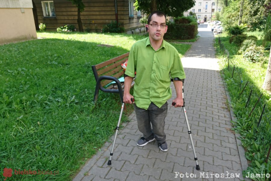 Rozbój na osiedlu. Bezczelny złodziej okradł niepełnosprawnego! - foto