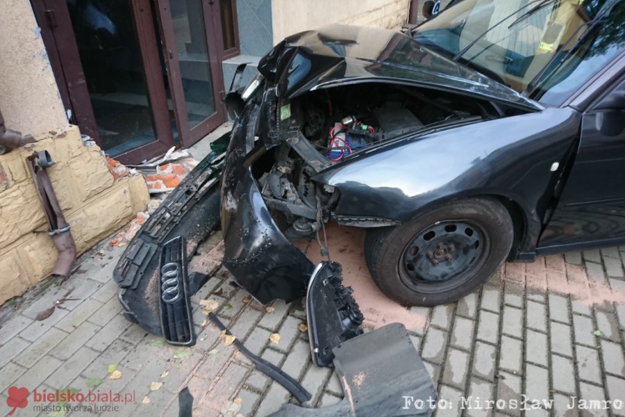 Wypadł z drogi i uderzył w budynek. Kilka cegieł wpadło do firmy - foto