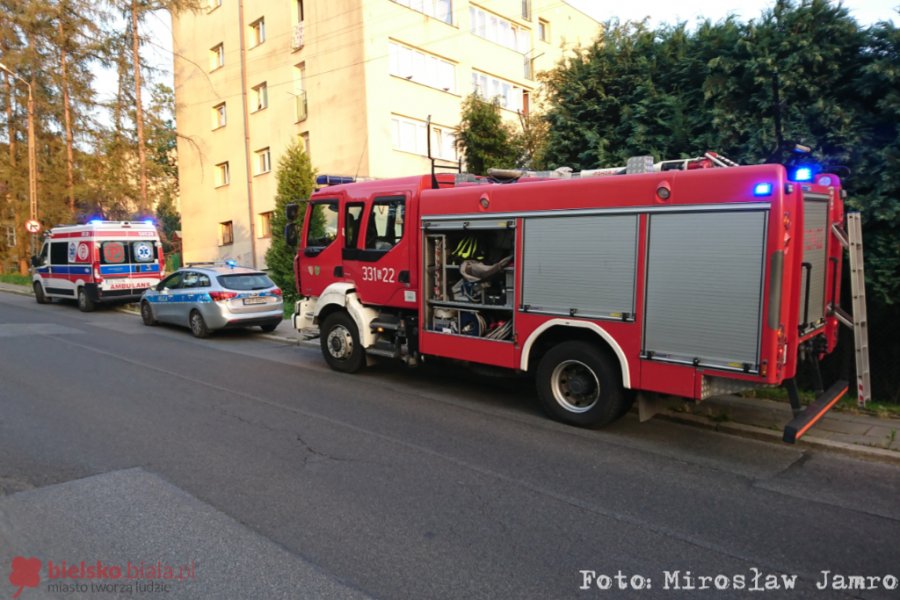 Seniorka dwa dni leżała obok łóżka. Wołanie o pomoc usłyszeli sąsiedzi - foto