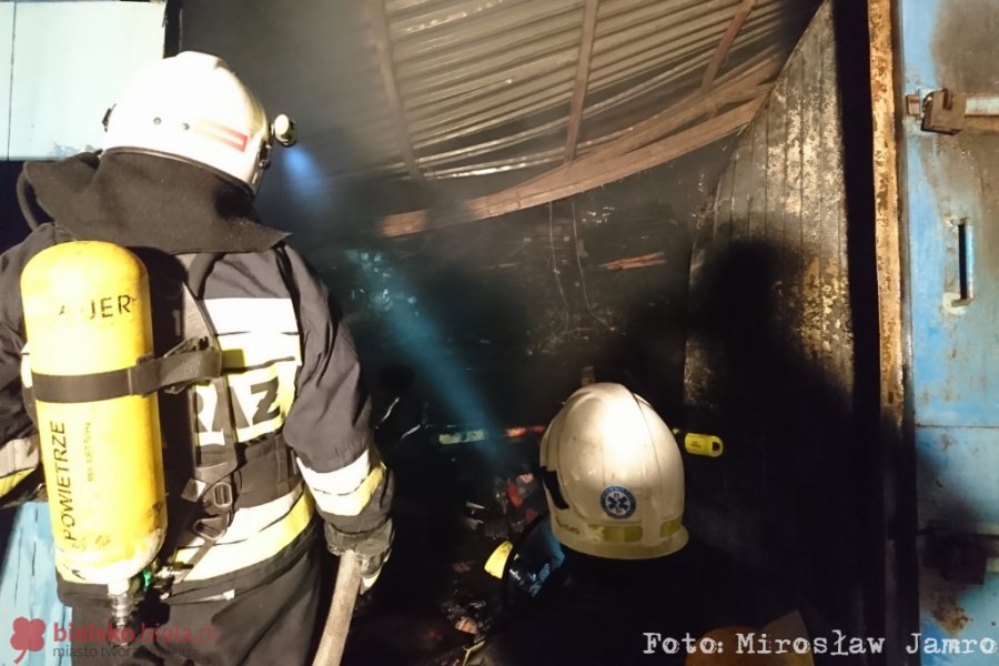 Groźny pożar hali przy Komorowickiej. Zawalił się dach magazynu - film