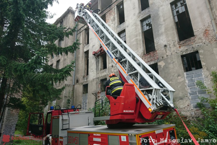 Pożar w budynku pofabrycznym. Płonęły śmieci w kilku miejscach - foto