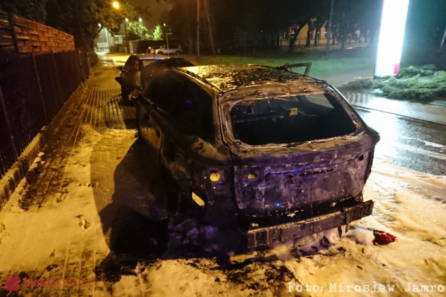 Nocny podpalacz przy ulicy Straconki. Cztery samochody w ogniu! - foto