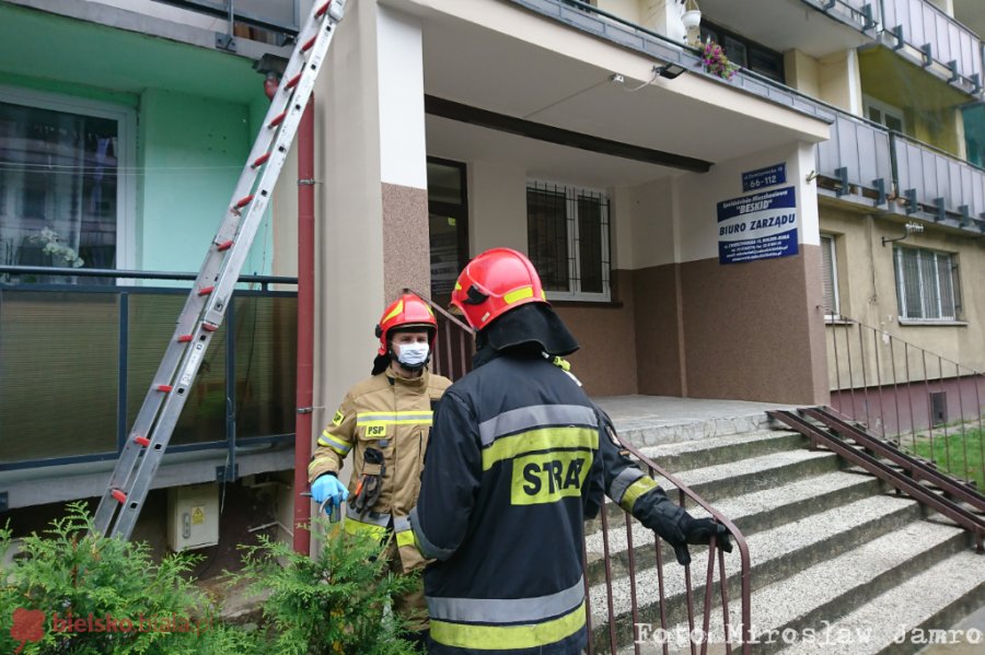 Uciążliwy lokator w bloku. Smród wydobywał się z mieszkania - foto
