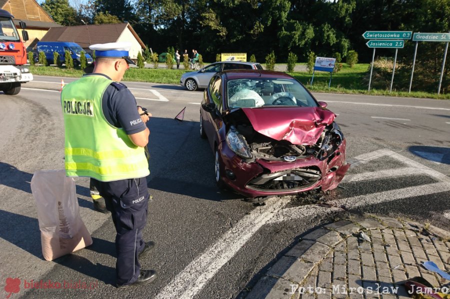 Czołowe zderzenie osobówek. Do szpitala odwieziono kobietę - foto