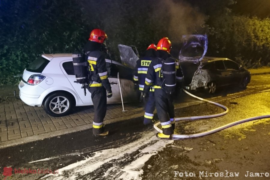 Doszczętnie spłonęły dwa auta. Nocny podpalacz na parkingu? - film