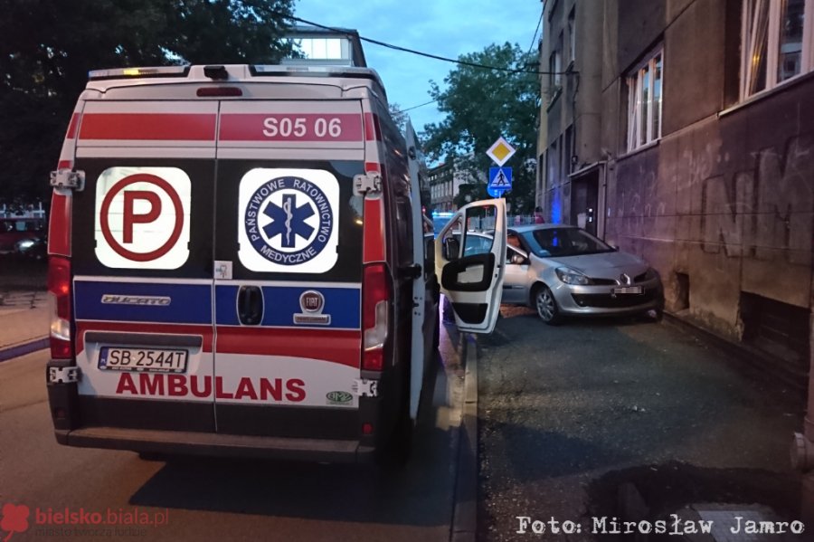 Chciała uniknąć kolizji. Auto zatrzymało się na ścianie budynku - foto