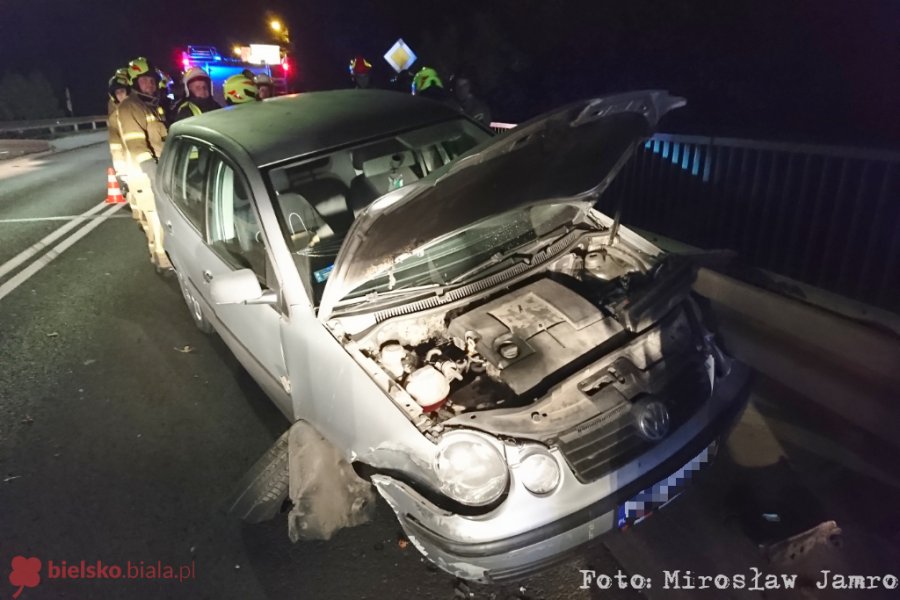 Nietrzeźwa uderzyła w bariery po obu stronach mostu - foto