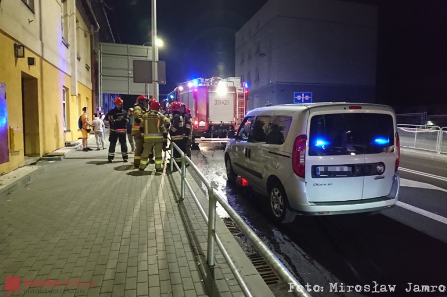 Na kuchence zostawił posiłek. Strażacy zalali patelnię wodą - foto