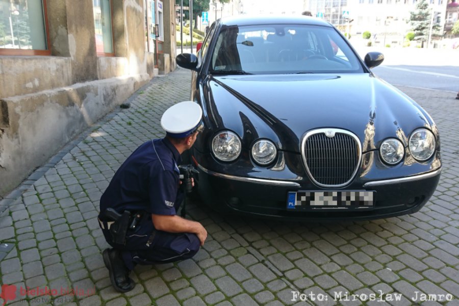 Jaguar potrącił pieszego w centrum miasta. Policjantom pomógł monitoring - foto